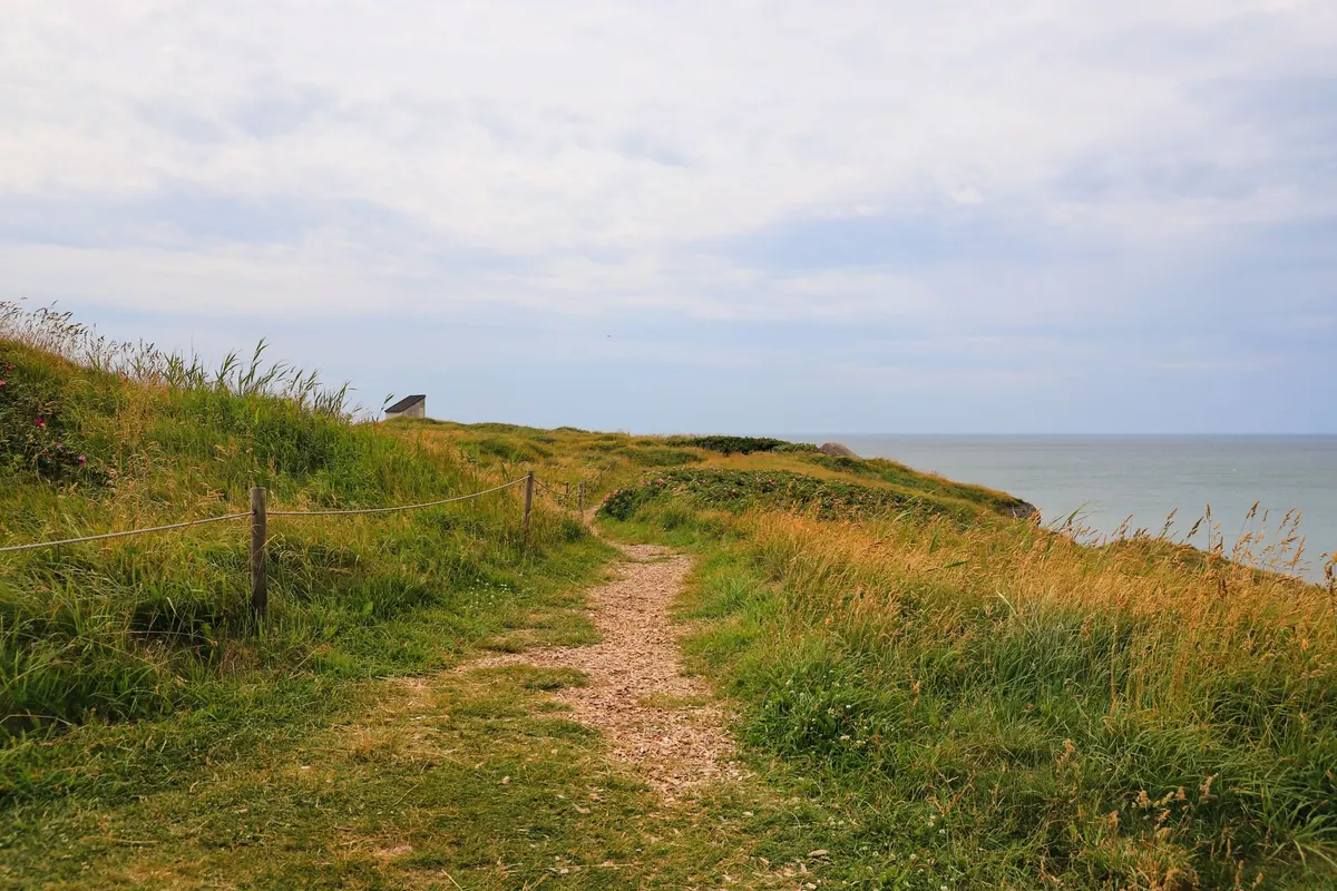 Book Review: The Salt Path by Raynor Winn – A UK Coastal Memoir for Walkers and Readers
