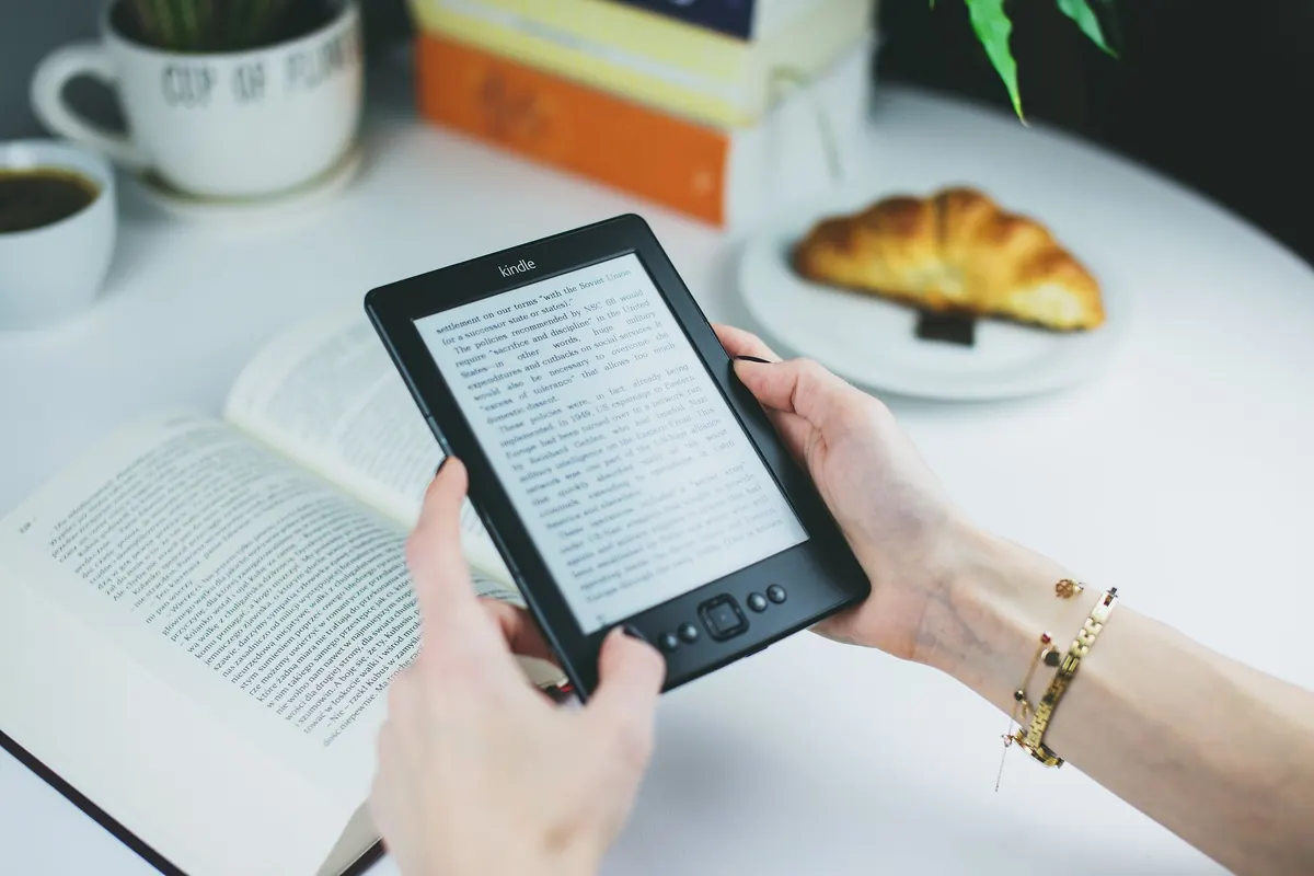 Hardback vs Paperback vs E-book: Which Format Fits Your Reading Life?